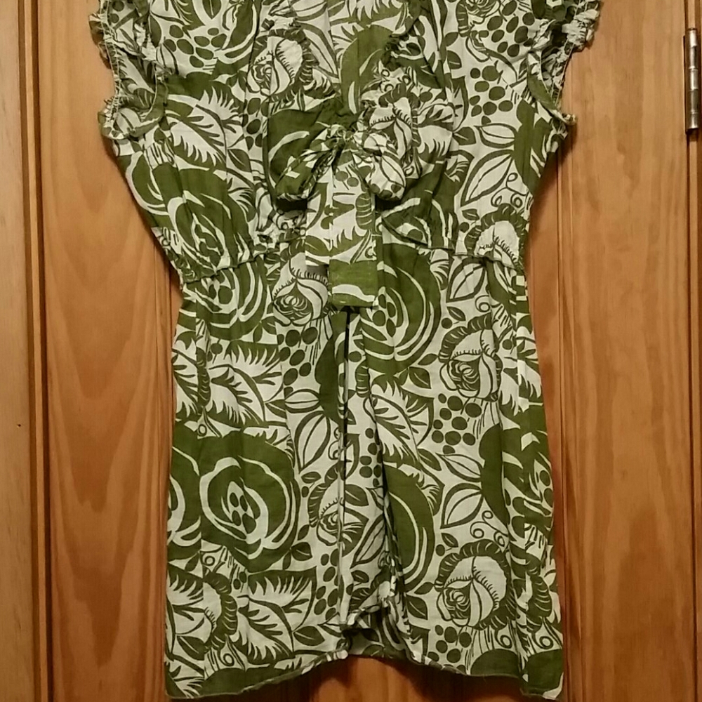 SUNNY LEIGH green floral top.  Size XL